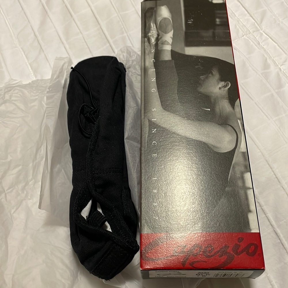 Never Worn Capezio Cobra Canvas in Black 7